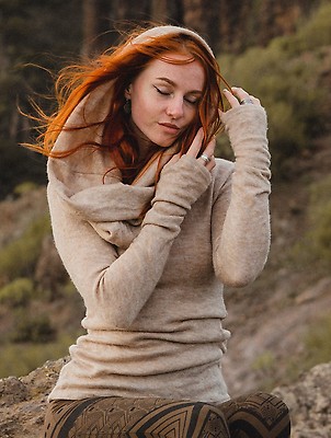 mantra yggdrazil wine pullover with a large collar fallen on shoulders